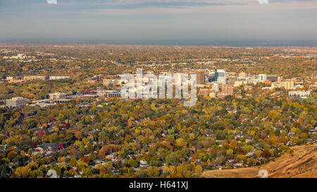 Ville d'arbres Boise IDAHO saupoudré d'automne couleur Banque D'Images