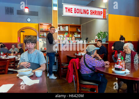 San Francisco, Californie, États-Unis, personnes partageant des repas à des tables dans le restaurant chinois local intérieur, 'The Boiling Shrimp', Chinatown, restaurant asiatique moderne, Banque D'Images