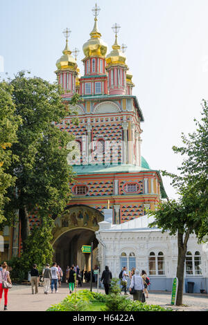 Serguiev Posad - Août 10, 2015 : Avis de Jean-Baptiste et le saint temple gate à Sainte Trinité-Serge Lavra Banque D'Images