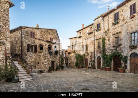 Vue pittoresque d'un carré à l'intérieur de Montepulciano, en Toscane, Italie. Banque D'Images