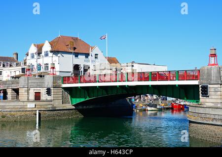 Vue de la feuille double pont à bascule dans le port, Weymouth, Dorset, Angleterre, Royaume-Uni, Europe de l'Ouest. Banque D'Images