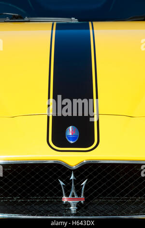 Maserati Gransport Coupé V8 S-Un insigne logo sur l'avant de la voiture Banque D'Images