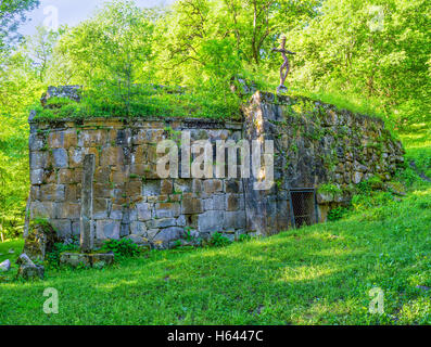 L'église est abandonnée et Matosavank situé dans le parc national des forêts de Dilijan, l'Arménie. Banque D'Images