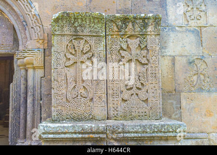 Des modèles sculptés sur l'étonnante cité médiévale khatchkars, créé par le sculpteur du 13ème siècle en Pavgos Monastère Goshavank, Gosh, Arménie Banque D'Images