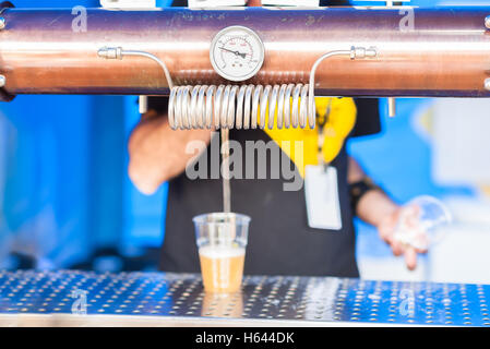 Détail de la bière pression système. Manomètre de pression et pression de vidange. Banque D'Images