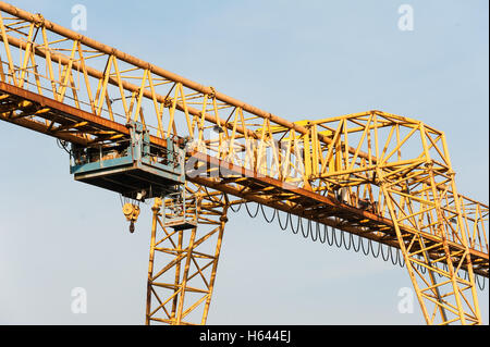 Grue jaune avec treuil plus de ciel bleu Banque D'Images