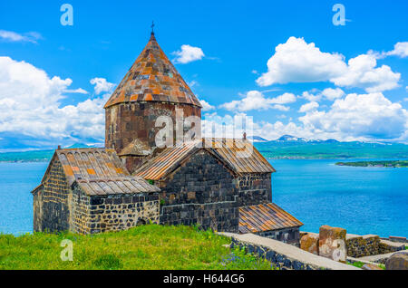 Le monastère de Sevanavank est le monument le plus populaire sur le lac Sevan, c'est visité par les touristes et pèlerins, Sevan, en Arménie. Banque D'Images