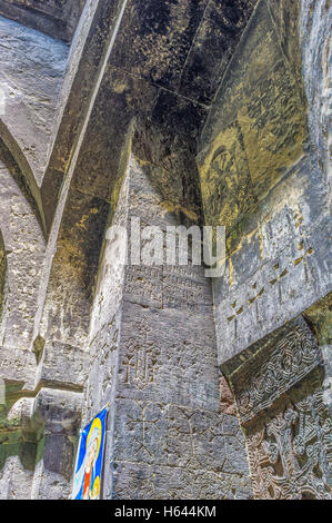 Le mur à l'église du monastère de Hayravank décoré de croix sculptées et les vieux schémas primitifs Banque D'Images