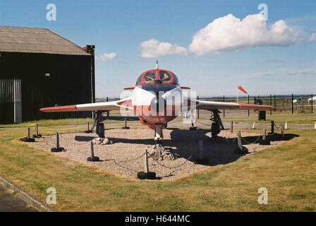 Hawker Hunter T7 à l'exposition statique d'avions à réaction dans le Nord du Pays de Galles l'aéroport Caernarfon tourné avec Kodak film Colorplus Banque D'Images