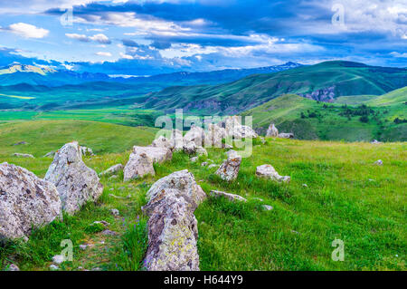 Le chemin entre l'allée de pierre de Zorats Karer ou Carenish site archéologique dans la province de Syunik, Arménie. Banque D'Images