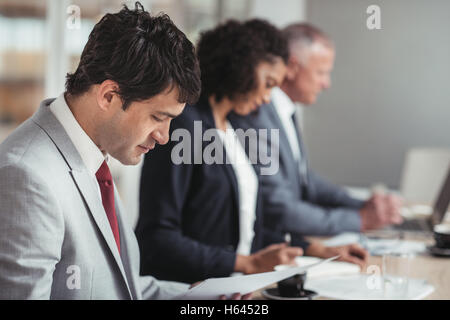 Ils sont une équipe spécialisée de professionnels des affaires Banque D'Images