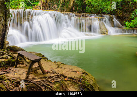 Huay Mae Khamin cascade, célèbre attraction touristique naturelle à Kanchanaburi, Thaïlande. Banque D'Images