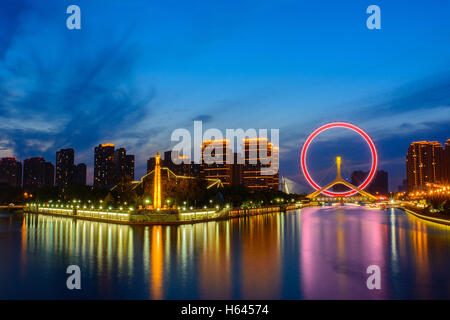 Scène de nuit paysage urbain de grande roue,Tianjin Tianjin yeux dans twilight time.plus moderne et populaire monument à Tianjin city. Banque D'Images