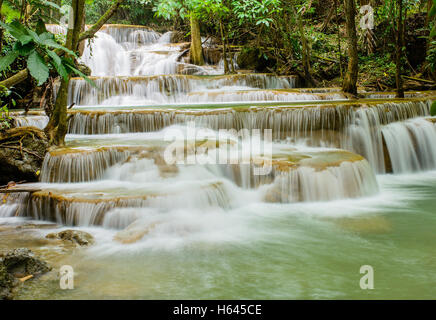 Huay Mae Khamin cascade, célèbre attraction touristique naturelle à Kanchanaburi, Thaïlande. Banque D'Images