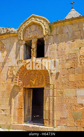 Les sculptures sur la façade de Surb Karapet (St Jean Baptiste) Église de monastère de Noravank montrent la Vierge Marie avec bébé Banque D'Images