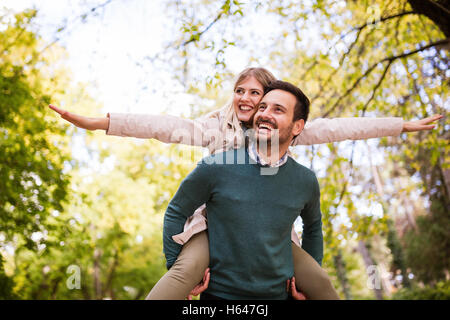 L'amour heureux couple walking in a park Banque D'Images