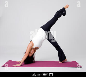 Femme faire pilates exercice Banque D'Images