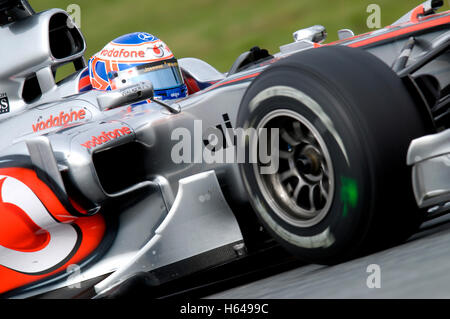 Motorsport, Jenson Button, GBR, dans la McLaren Mercedes MP4-25, voiture de course de Formule 1 à l'essai au circuit de Catalogne Banque D'Images