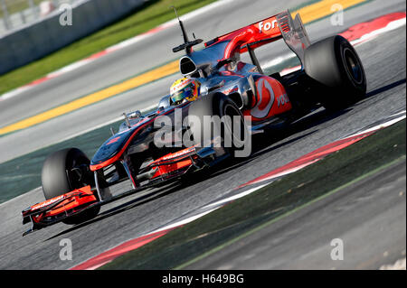 Motorsports, Lewis Hamilton, GBR, dans la McLaren Mercedes MP4-25, voiture de course de Formule 1 à l'essai au circuit de Catalogne Banque D'Images