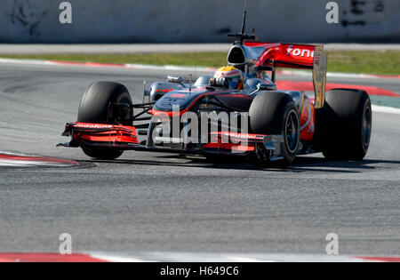 Motorsports, Lewis Hamilton, GBR, dans la McLaren Mercedes MP4-25, voiture de course de Formule 1 à l'essai au circuit de Catalogne Banque D'Images