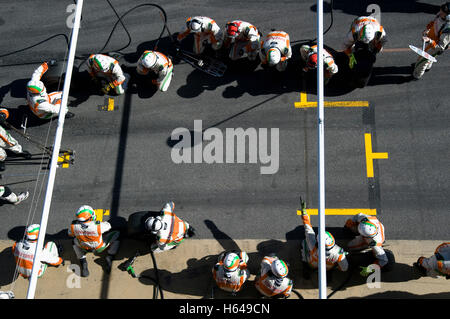 Motorsports, pit-stop pour l'équipage Vitantonio Liuzzi, ITA, dans la Force India VJM02, voiture de course de Formule 1 sur le circuit de test Banque D'Images