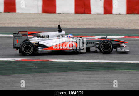 Motorsports, Jenson Button, GBR, dans la McLaren Mercedes MP4-25, voiture de course de Formule 1 à l'essai au circuit de Catalogne Banque D'Images