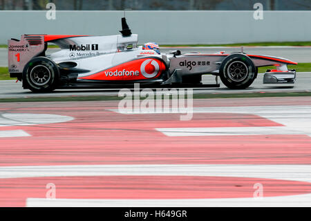 Motorsports, Jenson Button, GBR, dans la McLaren Mercedes MP4-25, voiture de course de Formule 1 à l'essai au circuit de Catalogne Banque D'Images