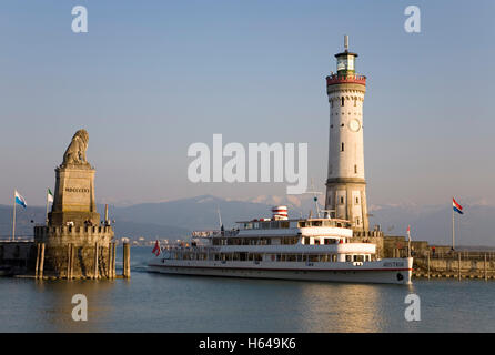 L'Autriche des navires entrant dans le port, l'entrée du port, lion bavarois, Neuer Lindauer Leuchtturm phare, bateau d'excursion, Lindau Banque D'Images