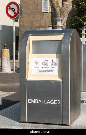 Noirmoutier, France - le 17 mars 2016 : grand public français moderne de bac à déchets recyclabe après utilisation en passant Banque D'Images