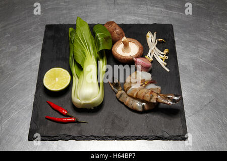 Ingrédients pour la crevette asiatique style burger avec pak-choï, chou de soja, les champignons, l'Ail, piment et citron vert Banque D'Images