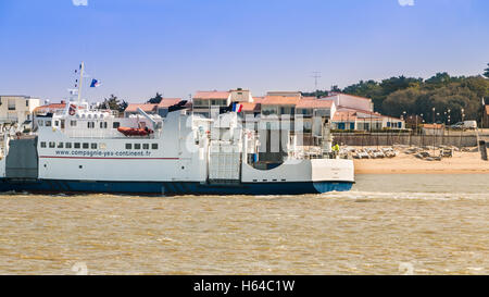 Noirmoutier, France - le 17 mars 2016 : un ferry relie l'île d'Yeu et le continent Banque D'Images