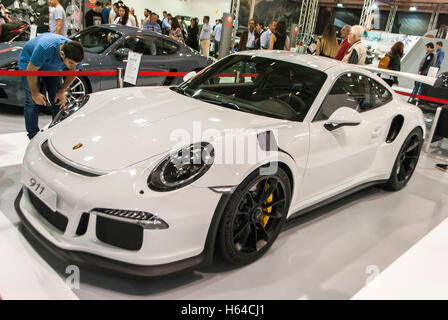 Athènes, Grèce. 23 Oct, 2016. Porsche 911 GT3 premiere à l'échelle nationale des dernières voitures directement après l'Automobile de Paris (Mondial de l'Automobile 2016). Prochain arrêt de dernières voitures premiere après Paris Motor Show - Mondial de l'automobile a été de 2016 à Athènes. De nouveaux modèles économiques, les technologies et le large éventail d'accessoires et pièces présentés en public grec à partir de la plus grande marques automobiles pour 9 jours. © Dimitrios Sotiriou/Pacific Press/Alamy Live News Banque D'Images