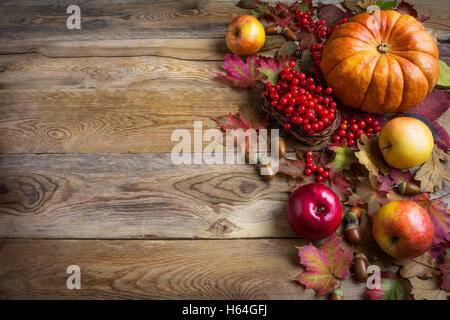 Fond d'accueil grâce à l'orange des citrouilles, pommes et feuilles d'automne. Arrière-plan de l'action de grâce avec légumes de saison Banque D'Images