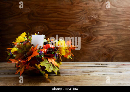 Décoration de Thanksgiving avec feuilles de soie sur fond rustique. Message d'action de grâce avec un décor d'automne. Pièce maîtresse de l'automne. Thanksgi Banque D'Images