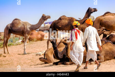 Les hommes en costumes ethniques assiste à la foire de Pushkar au Rajasthan, Inde. Banque D'Images