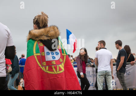 Saint Gilles Croix de Vie, France - Juillet 10, 2016 : dans la fan zone de la ville, les partisans de l'équipe de France en attendant le matc Banque D'Images