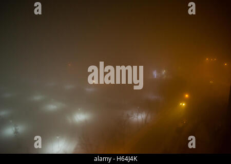 Vue aérienne d'une rue sur une nuit de brouillard Banque D'Images