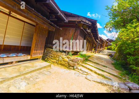 Route Nakasendo historique passe par chemin de terre traditionnelle au village rural de Tsumago au Japon. Angle Rakish Banque D'Images