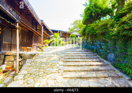 Maisons traditionnelles en bois de style japonais sur un chemin en pierre restaurée à Tsumago village sur la route Nakasendo historique au Japon. H Banque D'Images