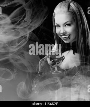 Portrait de jeune fille gothique rousse avec du verre Banque D'Images