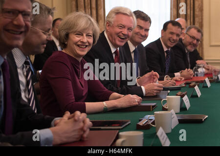 Premier ministre Theresa mai (3e à gauche) est titulaire d'un programme conjoint du Conseil ministériel à Downing Street. Banque D'Images