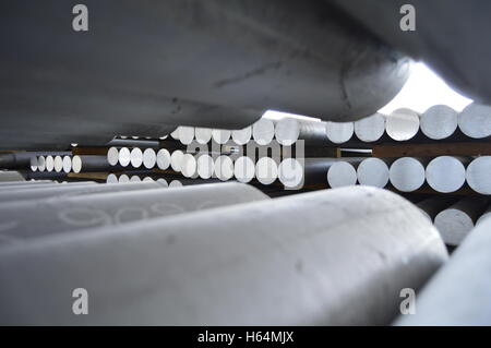 L'aluminium primaire cylindre métallique employée dans le processus d'extrusion. Banque D'Images