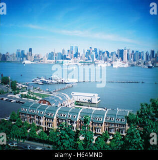 Vue de la skyline de New York Manhattan photographié d'Weehawken dans le New Jersey a photographié avec un appareil photo jouet Mini Diana et Fuji Film couleur Banque D'Images