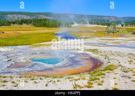 La dépression dans la région de geyser Geyser basin de Parc National de Yellowstone, Wyoming Banque D'Images