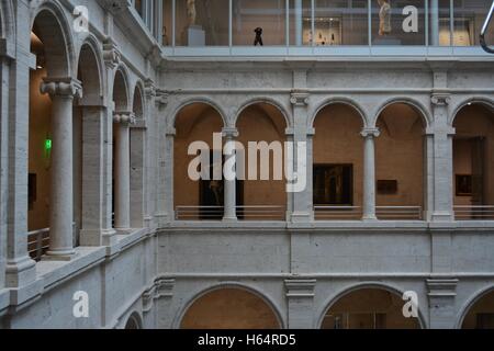 Des arches en pierre dans un musée d'art à l'Université de Harvard à Cambridge, Massachusetts. Banque D'Images