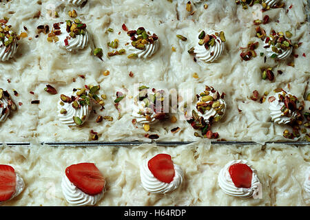 Güllaç / lait traditionnel turc dessert à la pistache et fraise Banque D'Images