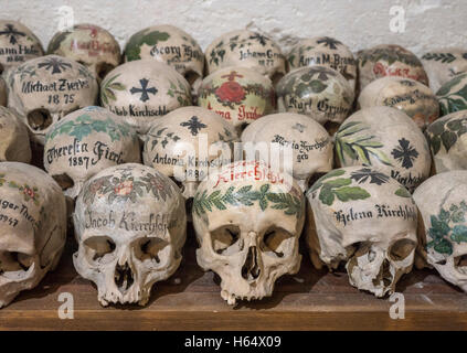 Crânes dans ossuaire, Mélissa la chapelle Saint-Michel, le lac de Hallstatt, Salzkammergut, classé au Patrimoine Mondial de l'Hallstatt-Dachstein Salzk Banque D'Images