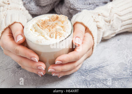 Femme les mains avec une latte Banque D'Images