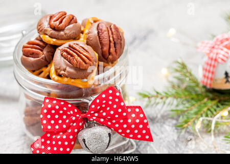 Les morsures de bretzel pécan chocolat Caramel Banque D'Images