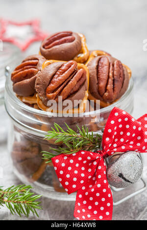 Les morsures de bretzel pécan chocolat Caramel Banque D'Images